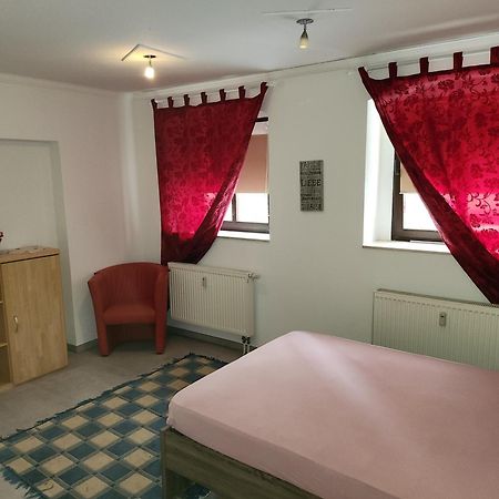 Halle, Top -Preise, 79 Qm Sd Fewo, Eg, Wahlweise Mit 1- 3 Dz, Tv Lounge, Kueche, Bad Wc Einfach Und Gut, Langzeitmieter Vb Preise Halle  Exterior photo