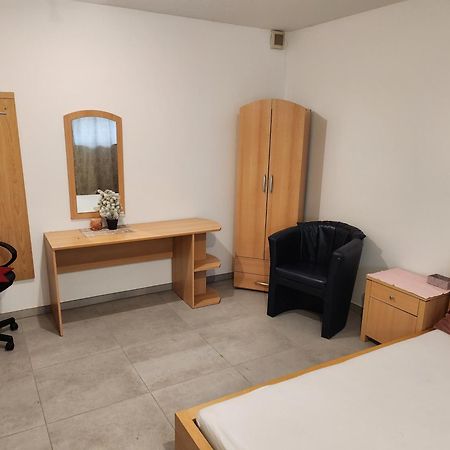 Halle, Top -Preise, 79 Qm Sd Fewo, Eg, Wahlweise Mit 1- 3 Dz, Tv Lounge, Kueche, Bad Wc Einfach Und Gut, Langzeitmieter Vb Preise Halle  Exterior photo