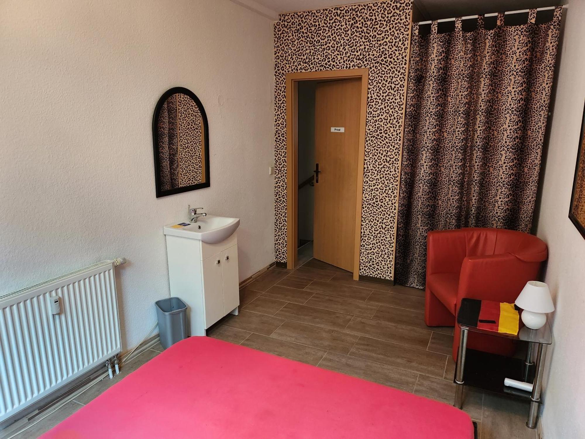 Halle, Top -Preise, 79 Qm Sd Fewo, Eg, Wahlweise Mit 1- 3 Dz, Tv Lounge, Kueche, Bad Wc Einfach Und Gut, Langzeitmieter Vb Preise Halle  Exterior photo