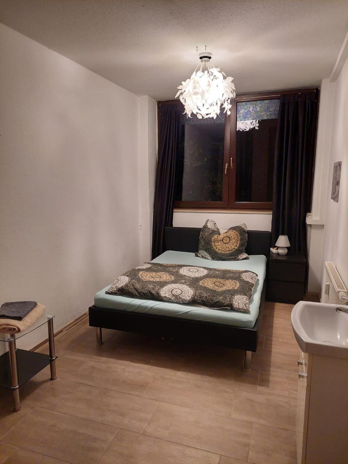 Halle, Top -Preise, 79 Qm Sd Fewo, Eg, Wahlweise Mit 1- 3 Dz, Tv Lounge, Kueche, Bad Wc Einfach Und Gut, Langzeitmieter Vb Preise Halle  Exterior photo